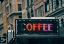 Vizibilitatea offline, extensia firească a prezenței digitale: rolul reclamelor luminoase în branding local
