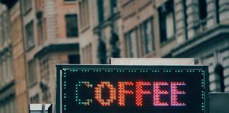 Vizibilitatea offline, extensia firească a prezenței digitale: rolul reclamelor luminoase în branding local