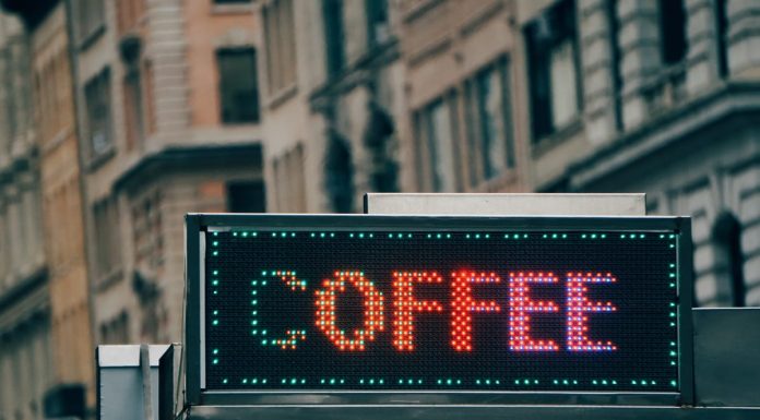 Vizibilitatea offline, extensia firească a prezenței digitale: rolul reclamelor luminoase în branding local